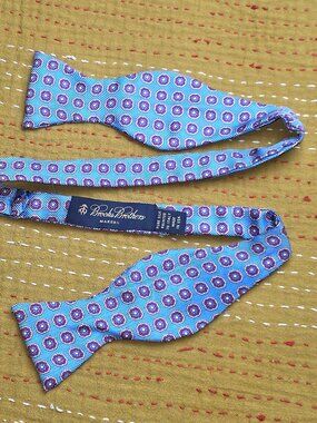 BROOKS BROTHERS Blue Medallion Adj Silk Bow Tie